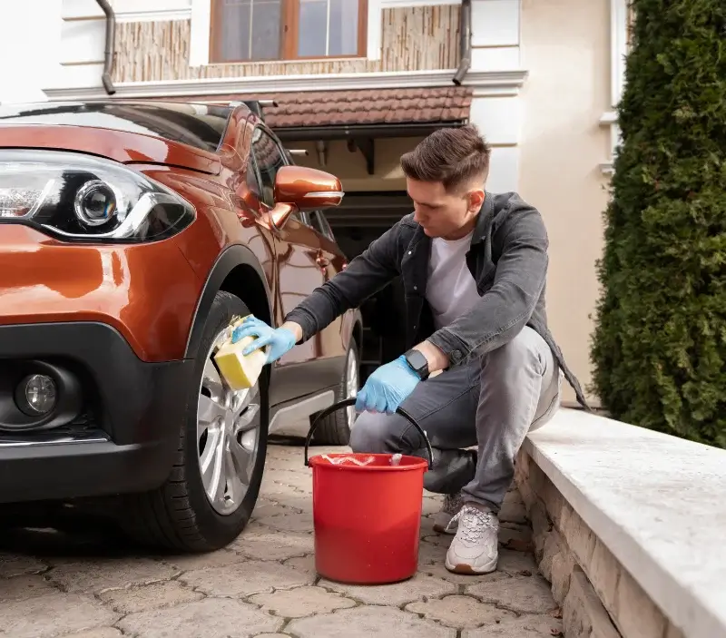 Lavage auto à domicile Saint-Pée-sur-Nivelle : professionnel intervenant sur un véhicule